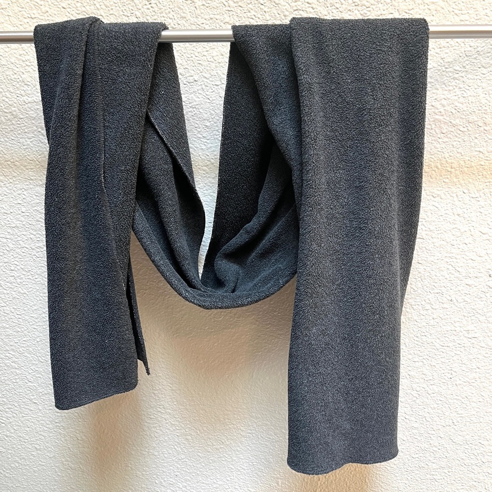 Gap Fleece Scarf Grey- Unisex. EUC. 64 x 12 inches